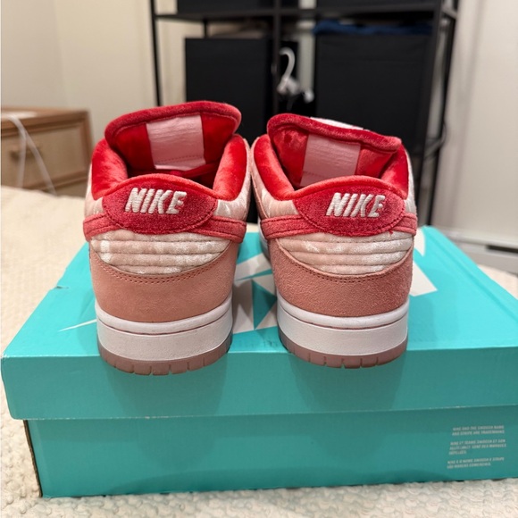 Nike SB Dunk Low Strangelove Size 8.5 US Men - Picture 5 of 11